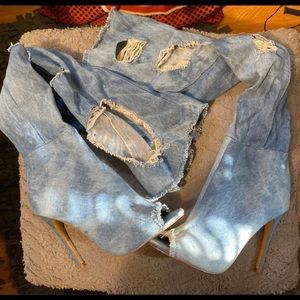 Woman up the leg denim boots